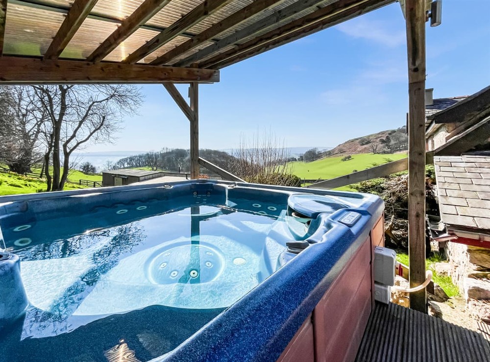 Hot tub at The Farmhouse, 