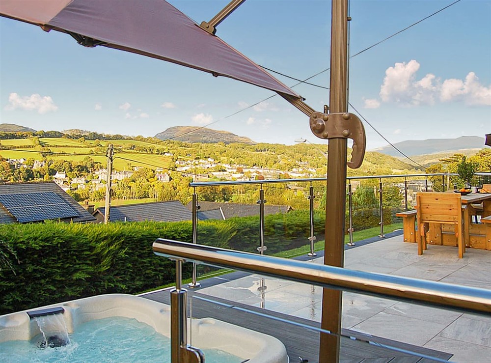 Hot tub at Paradwys in Dolgellau, Gwynedd