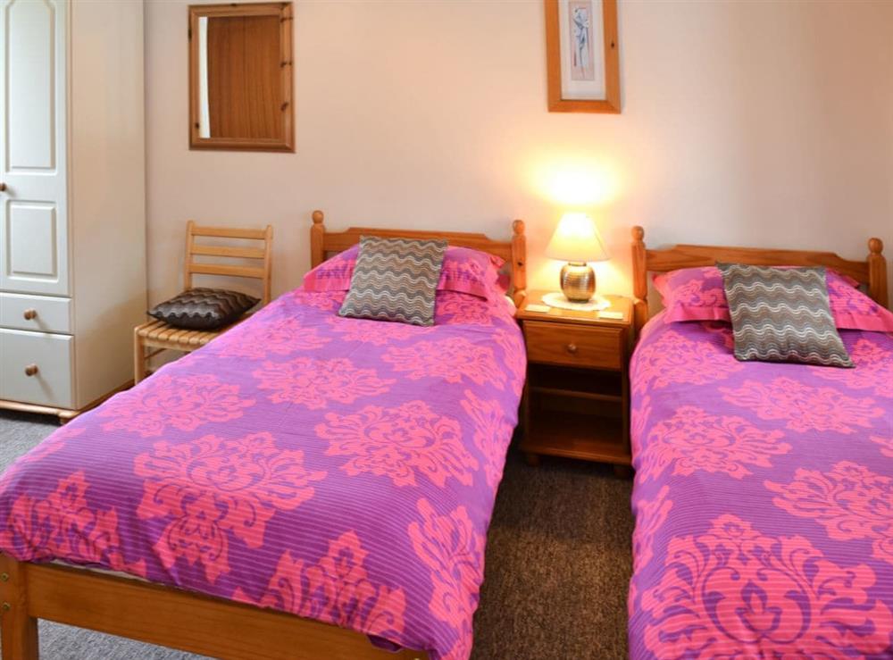 Cosy and bright twin-bedded room at Manacle View, 