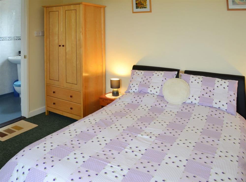 Double bedroom with en-suite wet room at Manacle View, 