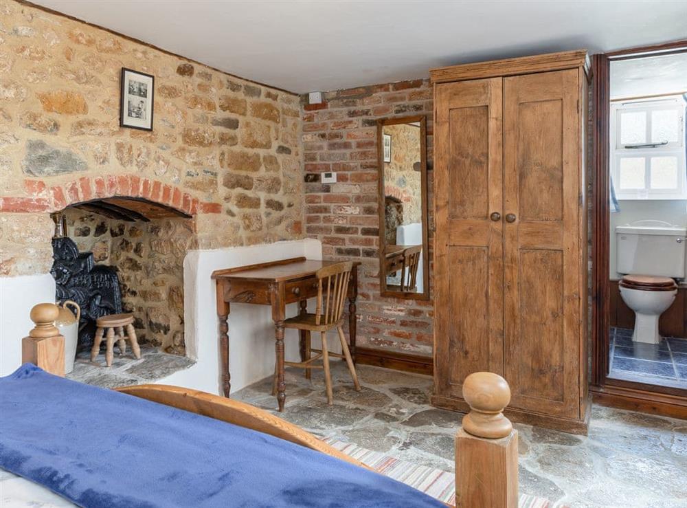 Double bedroom with en-suite at Park Farmhouse in Chideock, near Bridport, Dorset