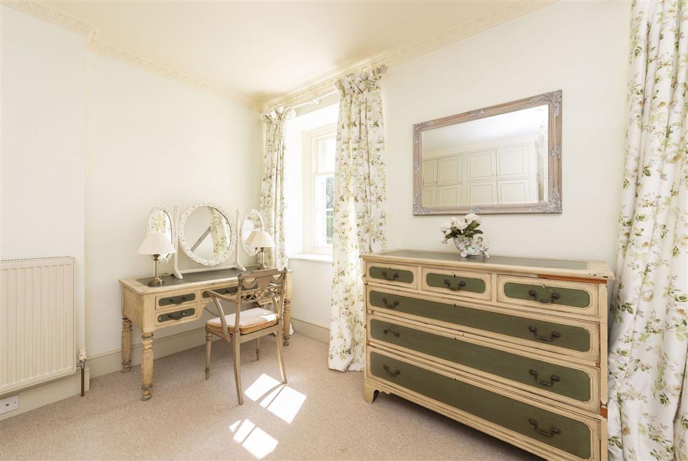 First floor bedroom one with 6’ super-king size bed and en-suite bathroom (photo 2) at Park House, Winterborne Came