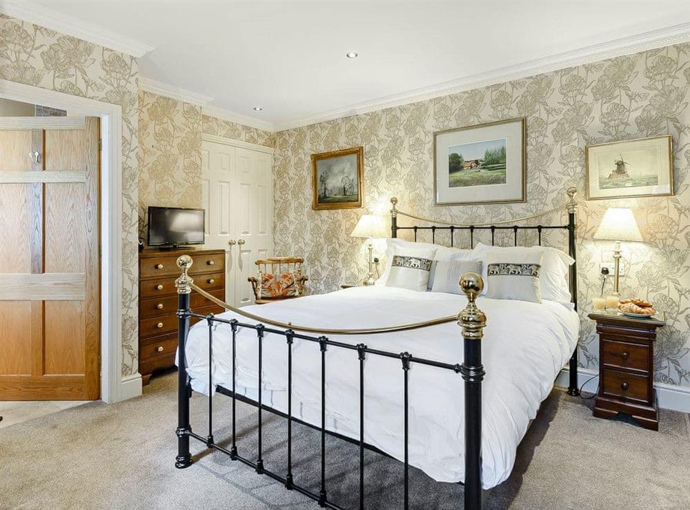 Relaxing double bedroom with en-suite at Park Lodge in Sedgeford, Norfolk