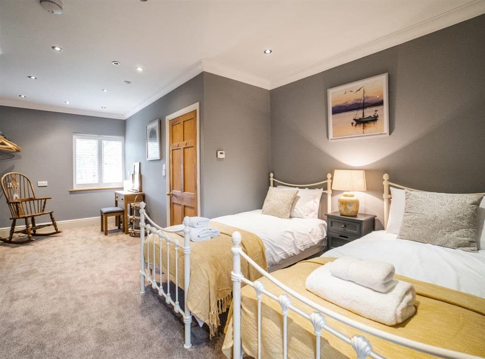 Spacious twin bedroom at Park Lodge in Sedgeford, Norfolk