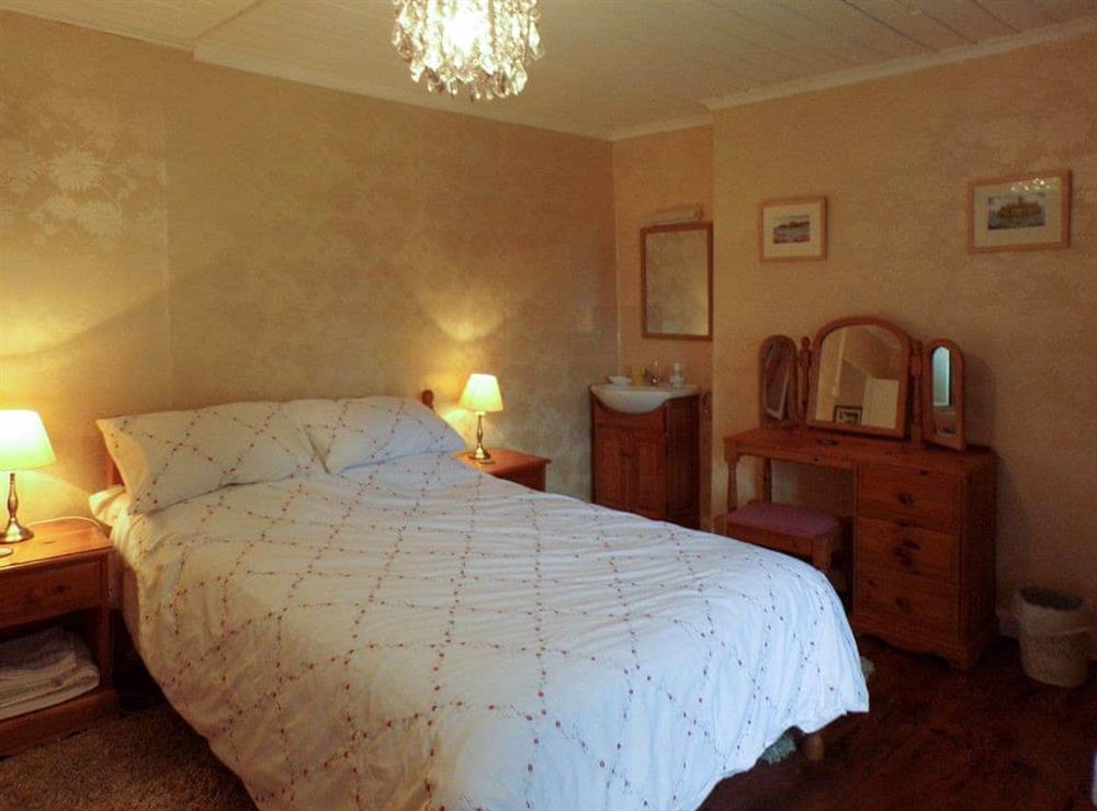 Twin bedroom at Parke Cottage in Henllan-Amgoed, Dyfed