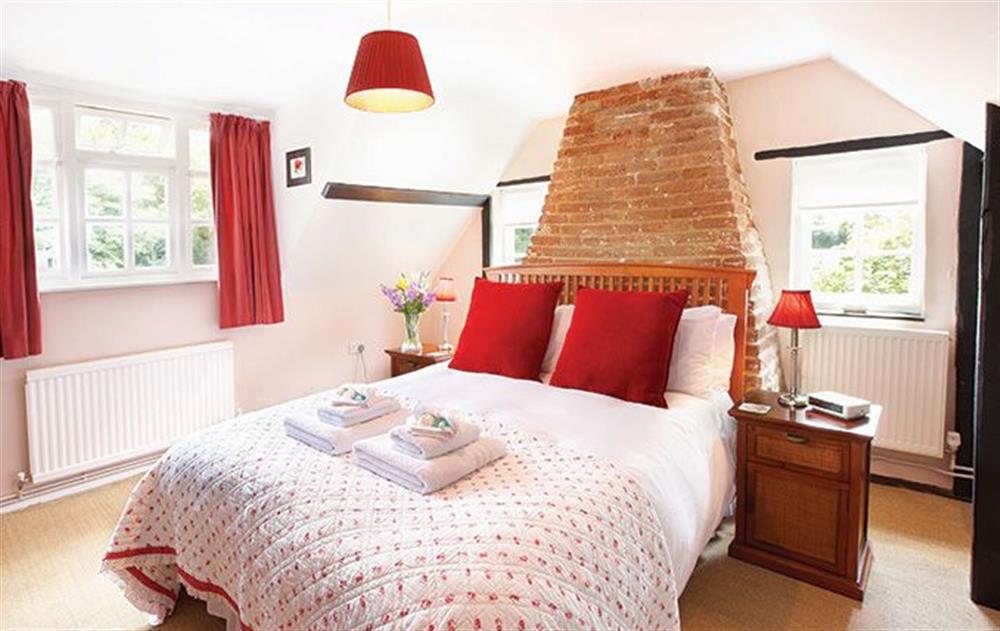 First floor: King size bedroom with 5' bed at Peak Hill Cottage, Theberton