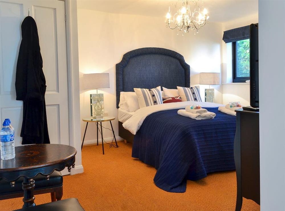 Bedroom with kingsize bed (photo 3) at Peakaboo in Sidmouth, Devon., Great Britain