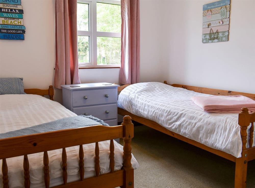Twin bedroom at Pear Tree Cottage in Bude, Cornwall