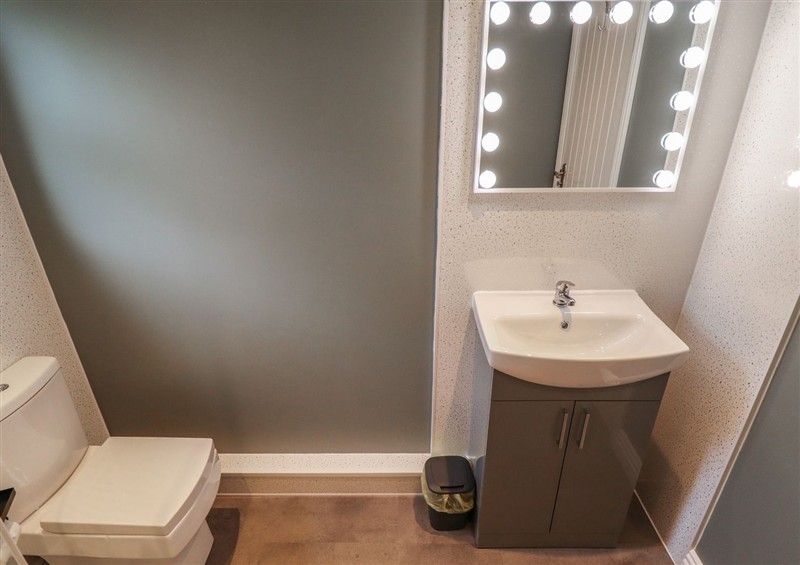 The bathroom at Pear Tree Lodge, Huttoft