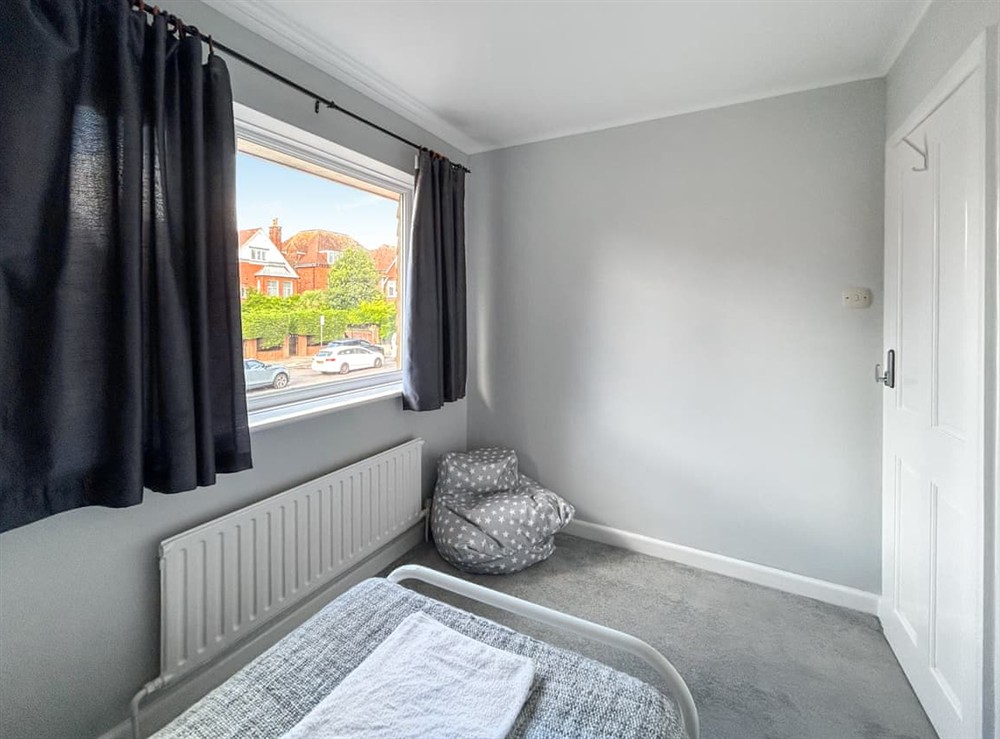 Single bedroom (photo 2) at Pebbles and Prosecco in Hove, Brighton, East Sussex