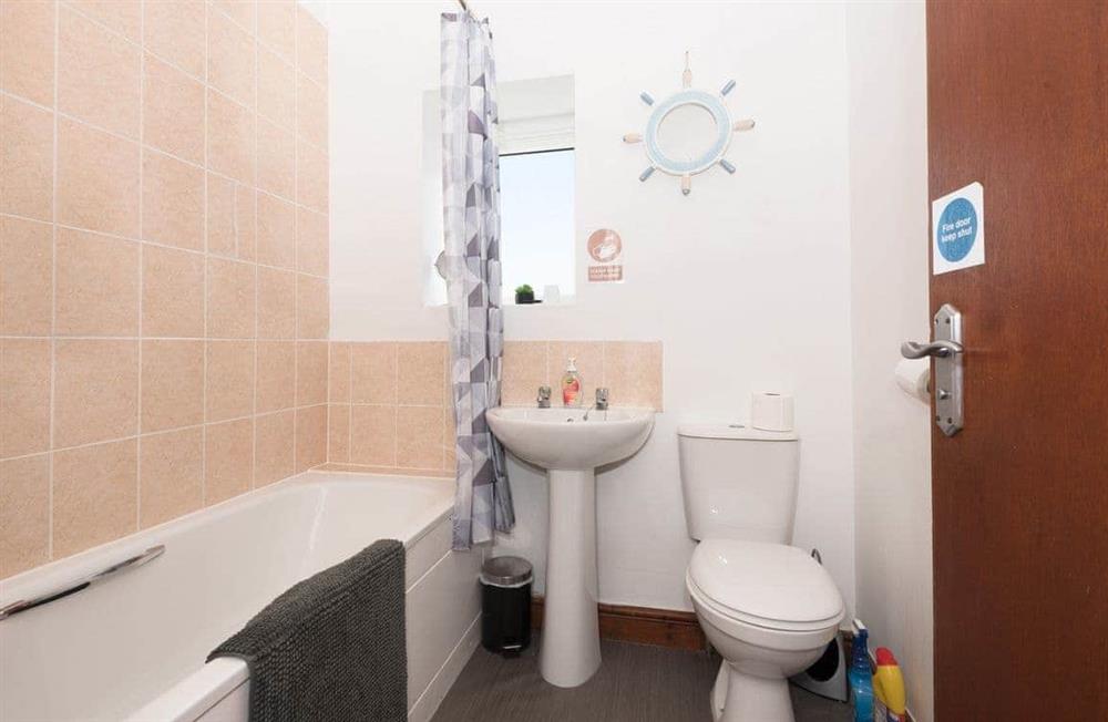 The bathroom at Pebbles at Ocean House in Caernarfon, Gwynedd