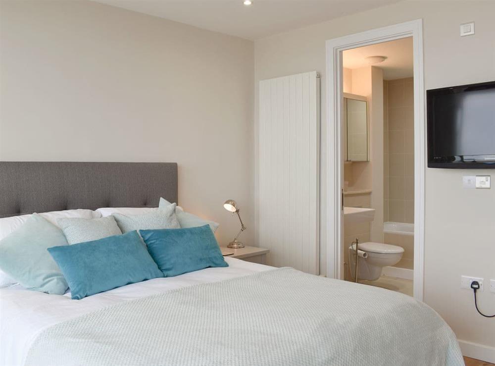 Double bedroom with en-suite at Pebbles, Horizon View in Westward Ho!, Devon