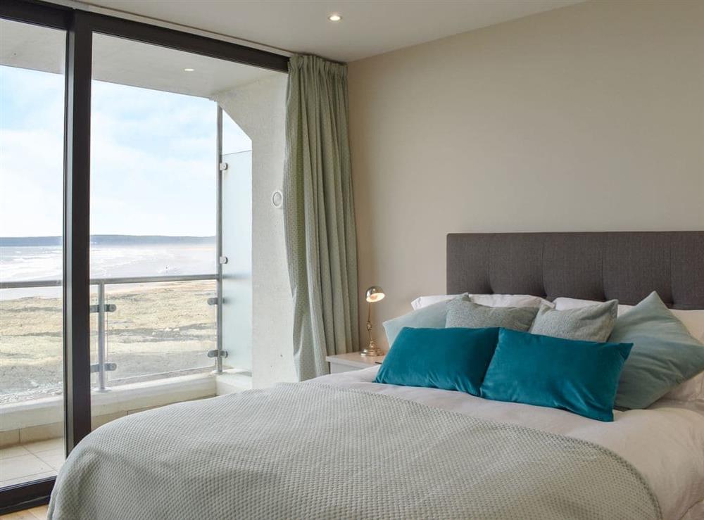 Light and airy bedroom at Pebbles, Horizon View in Westward Ho!, Devon