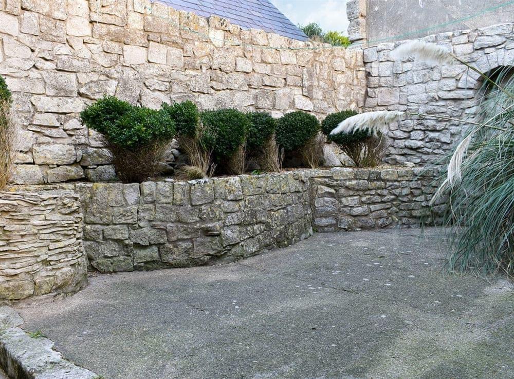 Courtyard with garden furniture at Pebbles in Portland, Dorset