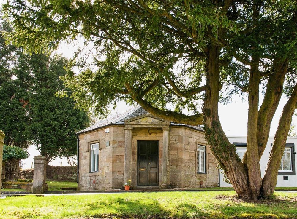 Peel Lodge in Carmunnock, near Glasgow, Lanarkshire sleeps 4