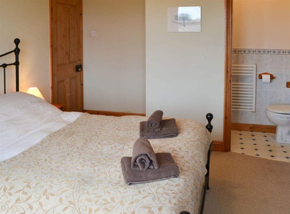 Double bedroom with en-suite at Pembroke House in Happisburgh, Norfolk