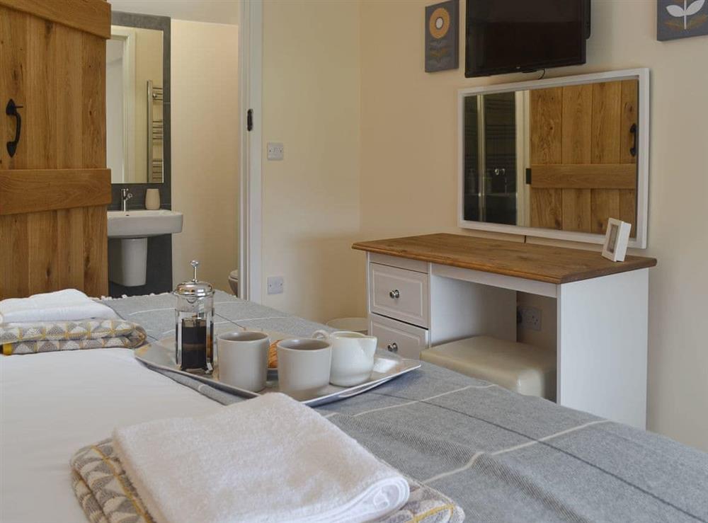 Double bedroom with en-suite at Pen Parc in Bryncrug, near Tywyn, Gwynedd