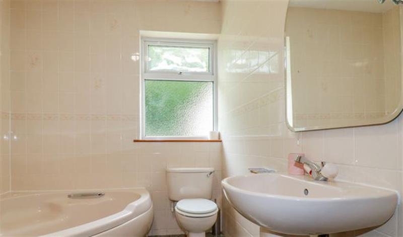 The bathroom at Pen-Y-Thon House, Summercourt