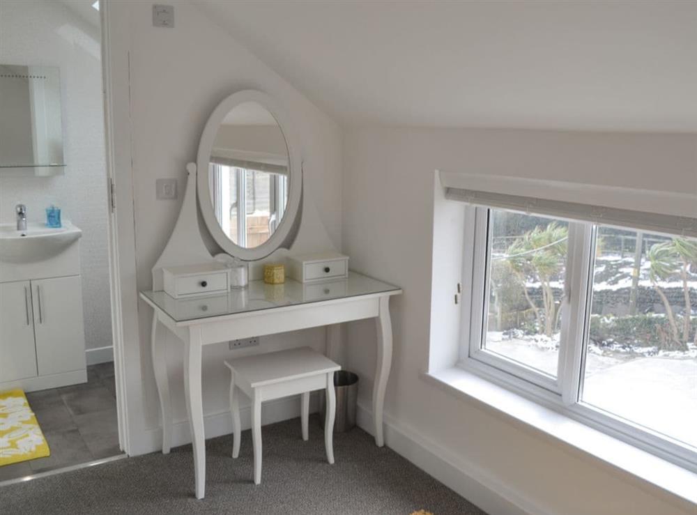 Double bedroom with en-suite (photo 3) at Penfose Apartment in Mevagissey, Cornwall