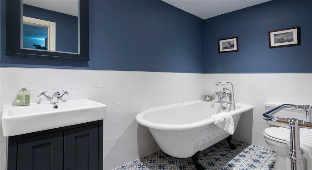The en-suite bathroom to the twin bedroom at Pengirt in Polzeath, Cornwall