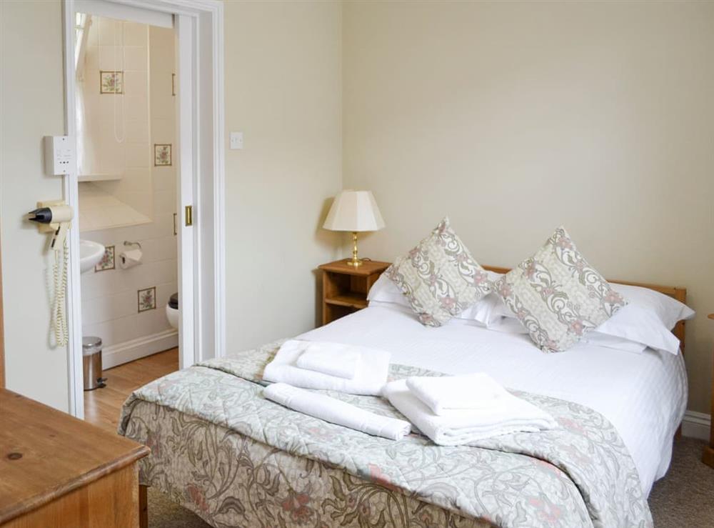 Comfortable double bedroom with en-suite at Horseshoe, 
