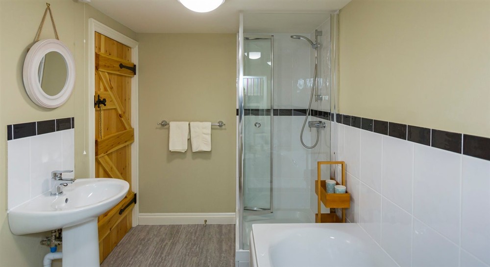 The bathroom at Penrhyn Mawr in Cemaes Bay, Gwynedd