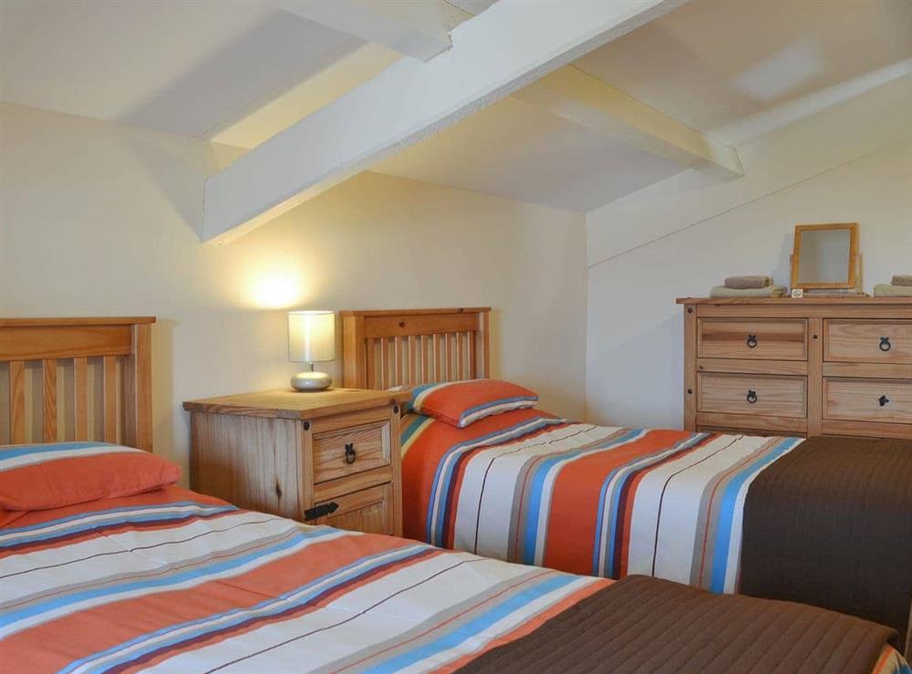 Comfortable twin bedroom at Penrhyn Mawr in Pwllheli, Gwynedd