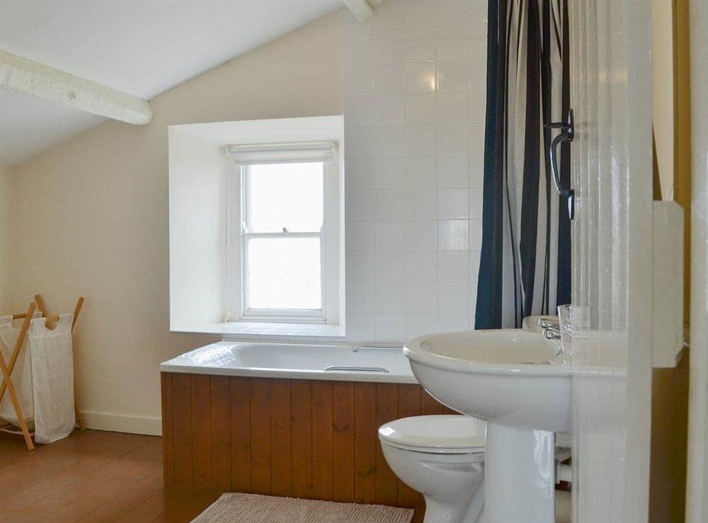En-suite abthroom at Penrhyn Mawr in Pwllheli, Gwynedd