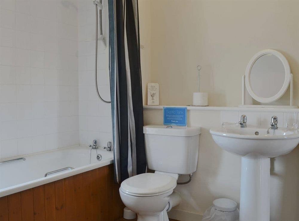 En-suite bathroom at Penrhyn Mawr in Pwllheli, Gwynedd