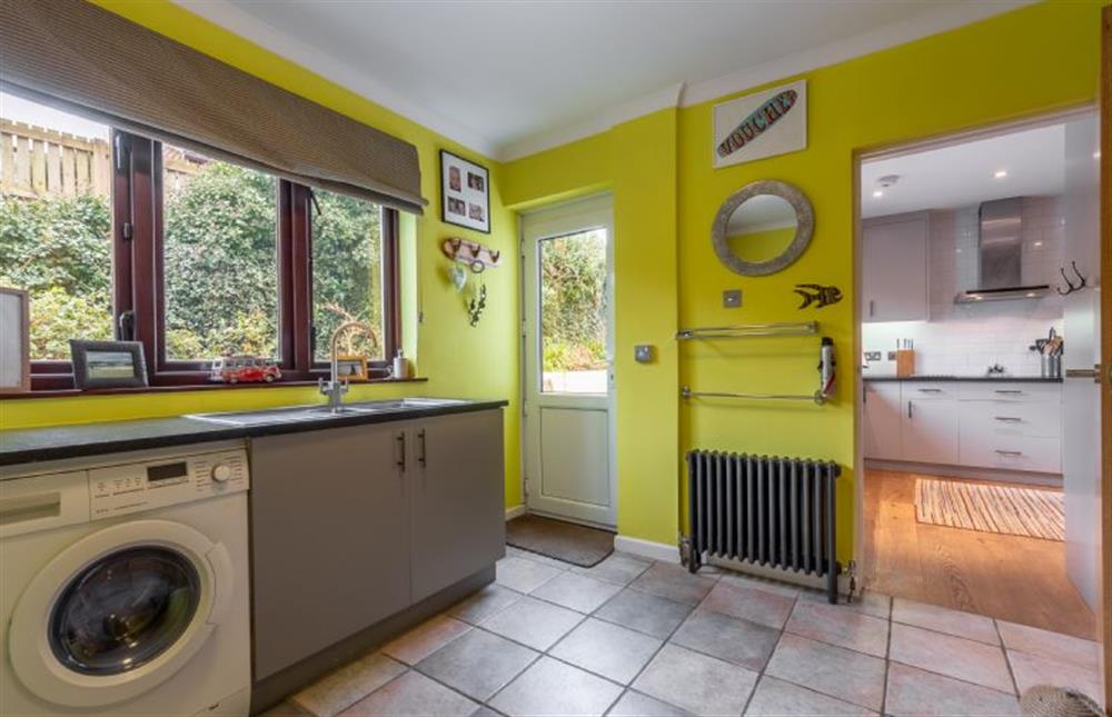 Pentewan, Cornwall: Large utility room leading to the rear patio