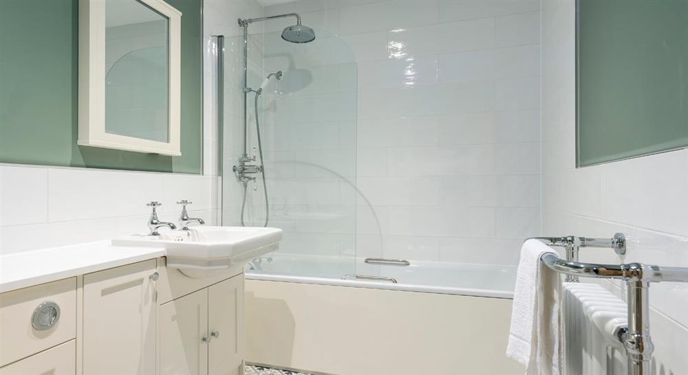 The en-suite bathroom of the second double bedroom at Pentire Head Farmhouse in Polzeath, Cornwall
