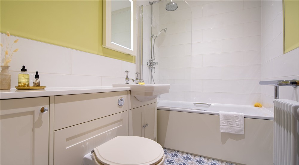 The en-suite bathroom to the first double bedroom at Pentire Head Farmhouse in Polzeath, Cornwall