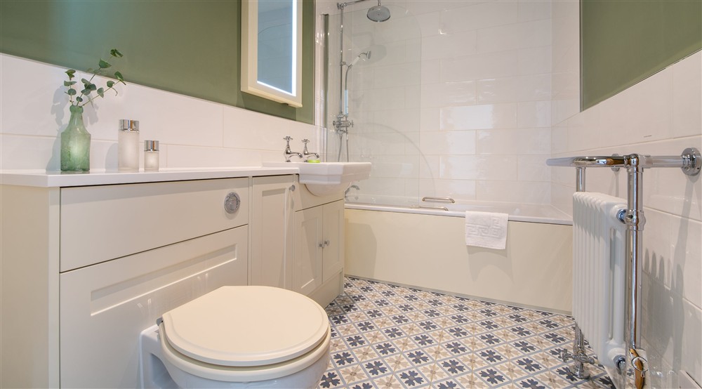 The en-suite bathroom to the second double bedroom at Pentire Head Farmhouse in Polzeath, Cornwall