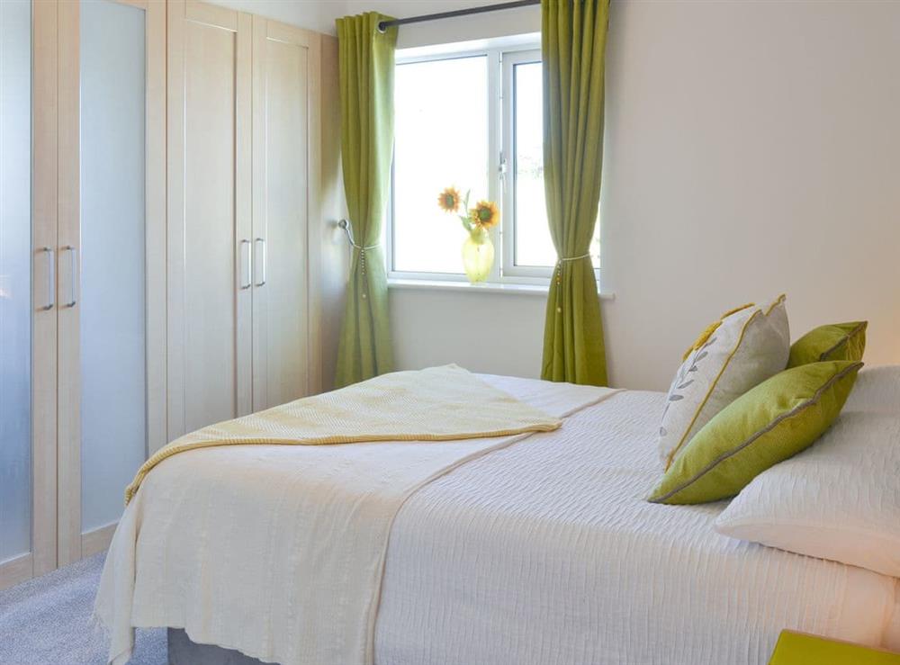 Comfortable double bedroom with en-suite at Pentire in Holbeton, near Ivybridge, Devon