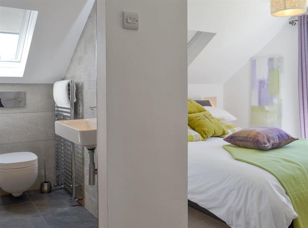 En-suite to master bedroom at Pentire in Holbeton, near Ivybridge, Devon