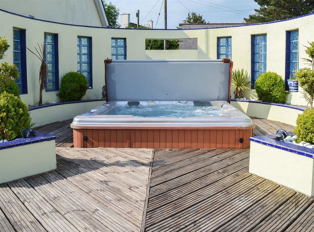 Large hot tub in deco-inspired setting at Pentire in Holbeton, near Ivybridge, Devon