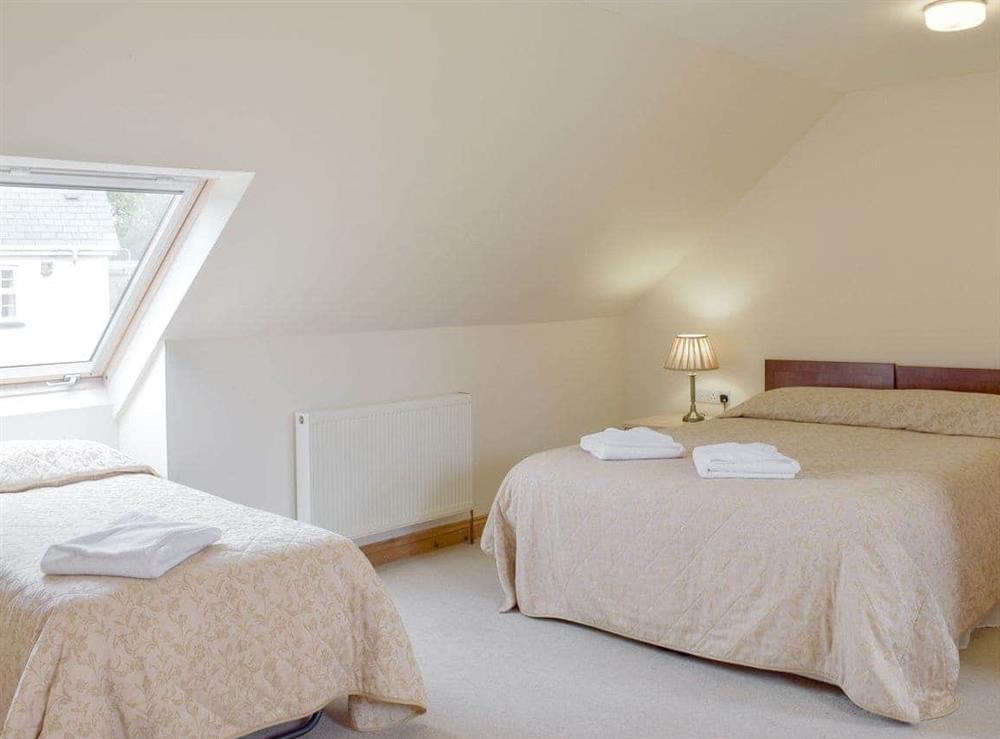 Double bedroom with an additional single bed at Pentre Cottage in Ferryside, Dyfed