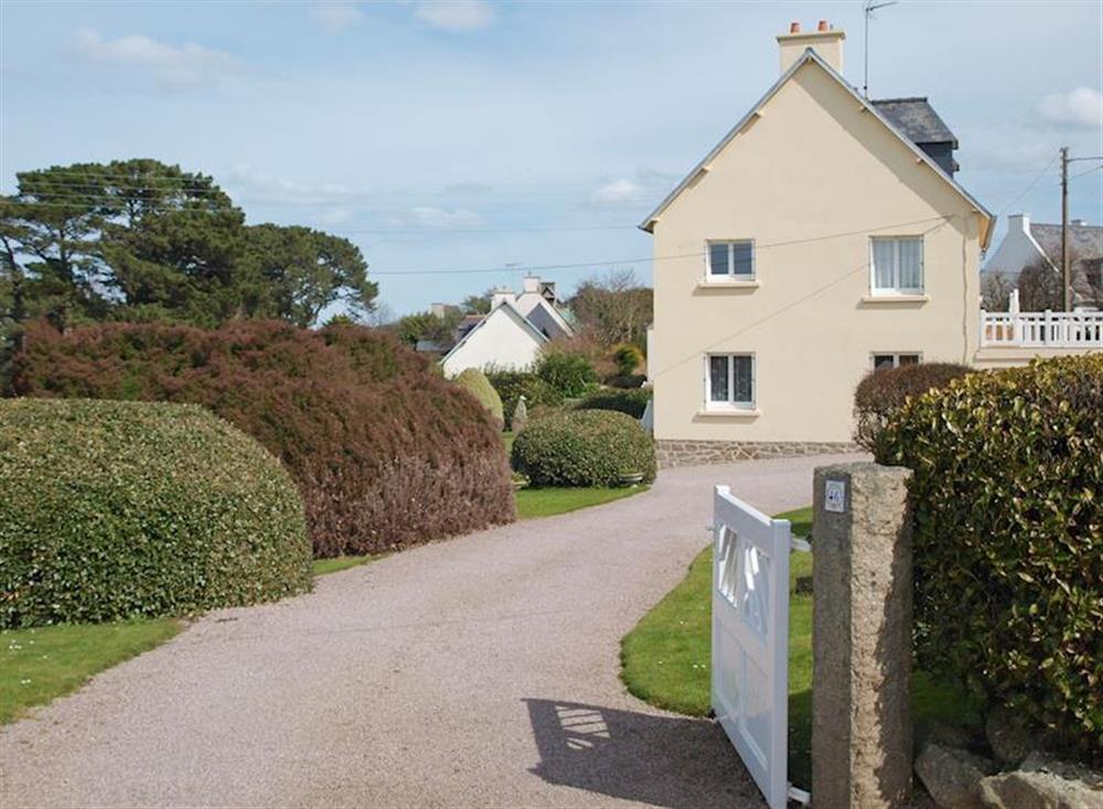 Entrance and driveway to holiday property