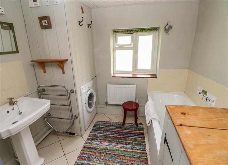 The bathroom at Penyrallt Fach Cottage, Pentre-Cwrt