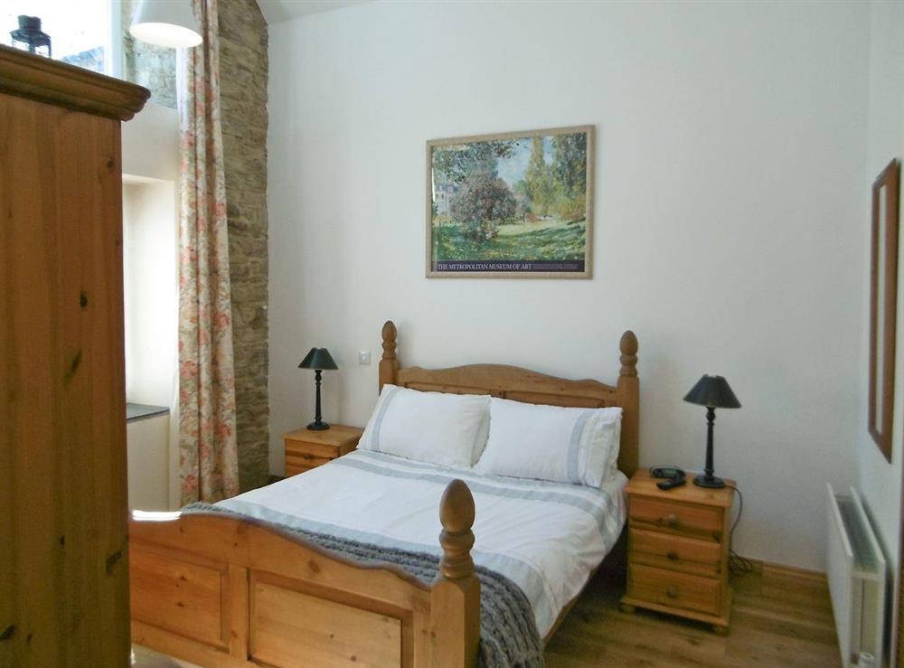 Fabulous double bedroom with en-suite wet room with shower and toilet at Stable Cottage, 