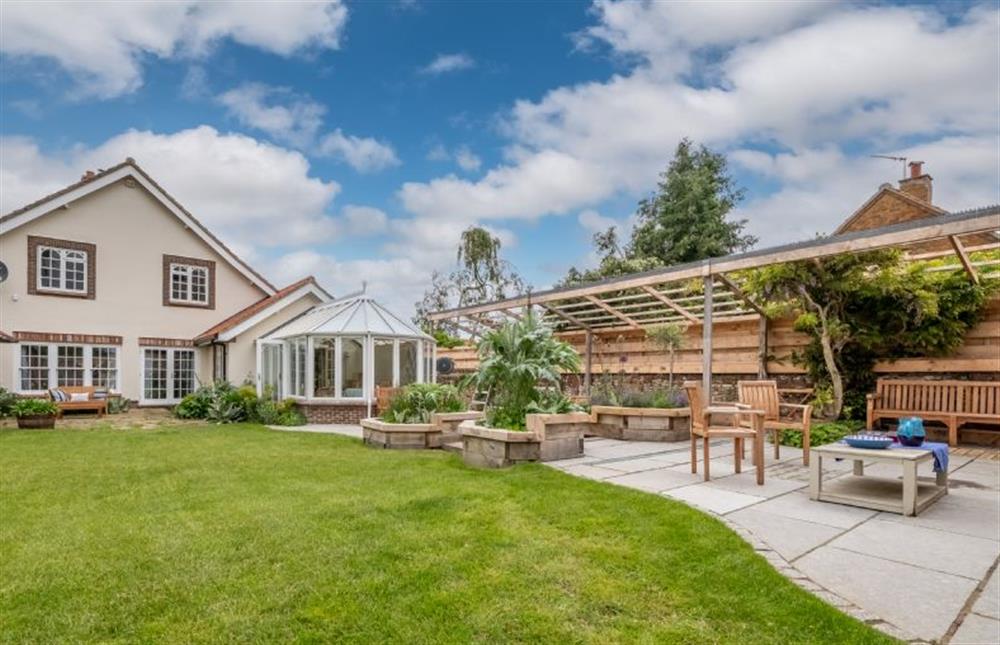 Fully enclosed garden with outdoor dining furniture at Perrystone Cottage, Burnham Market near Kings Lynn