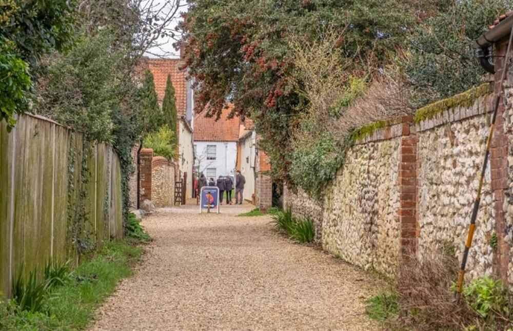 Perrystone Cottage leading to Burnham Market amenities