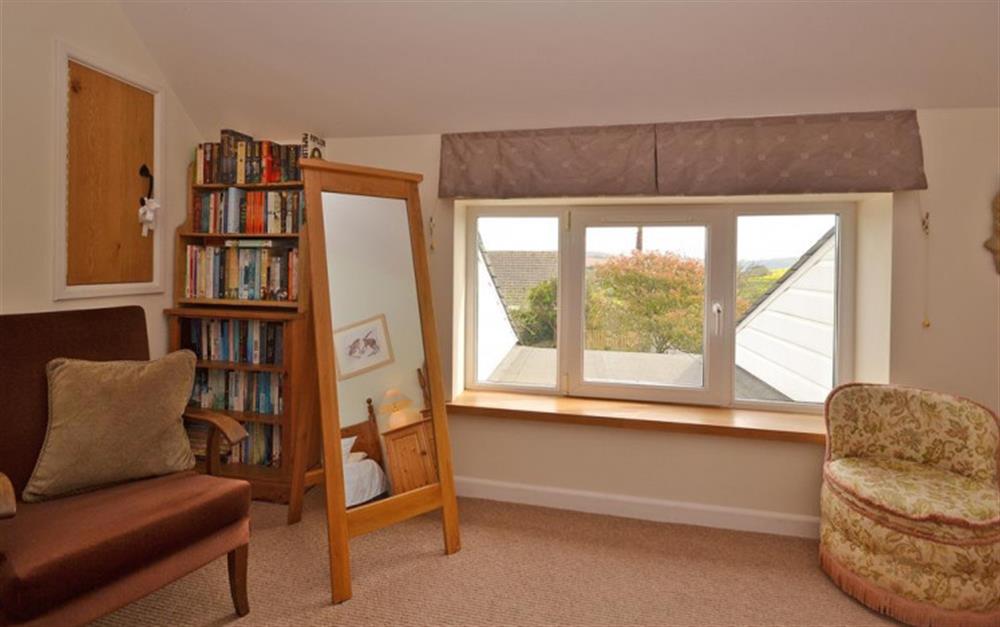 The reading area in the double bedroom with a good supply of books. at Petersfield in West Charleton