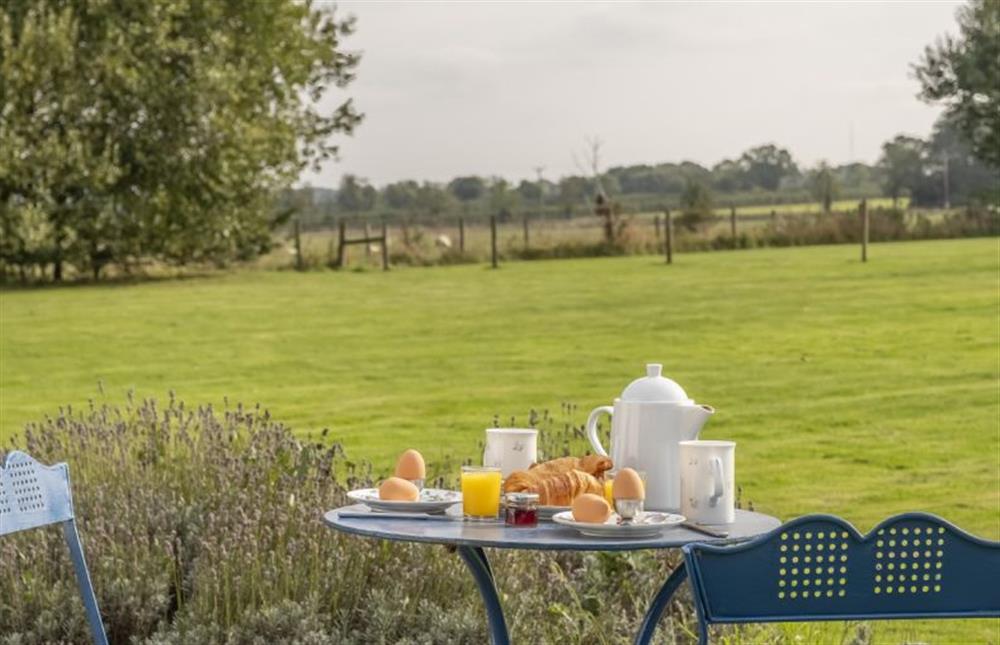 Alfresco dining with rural views at Pettingalls Farm Cottage, Deopham Green near Wymondham