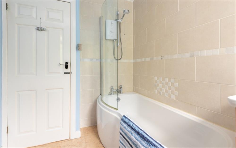 Family bathroom with bath and shower over at Phoenix in Talland Bay