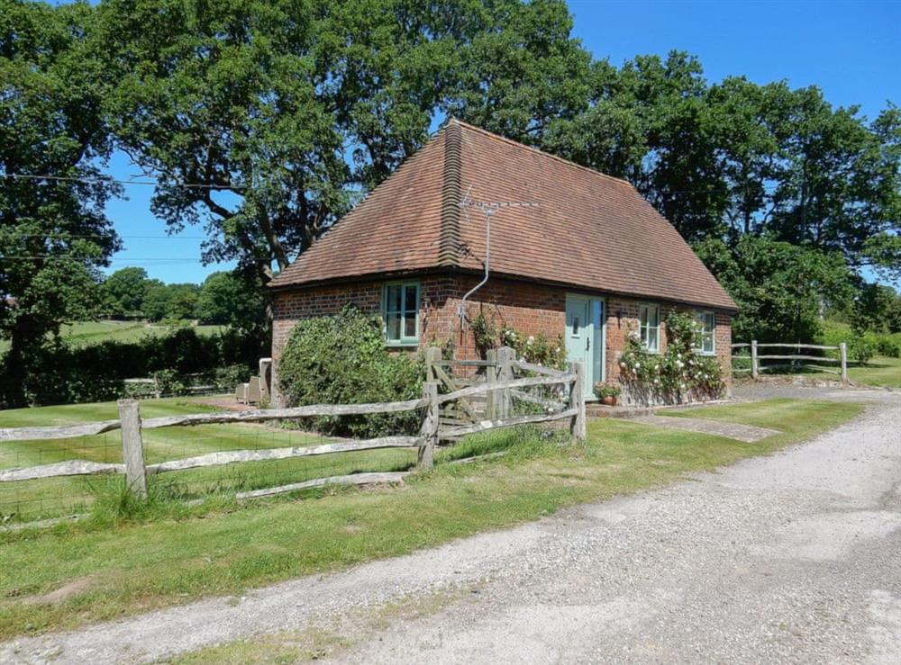 Delightful holiday cottage on a former hop farm at Pickdick Stable in Brede, near Rye, East Sussex