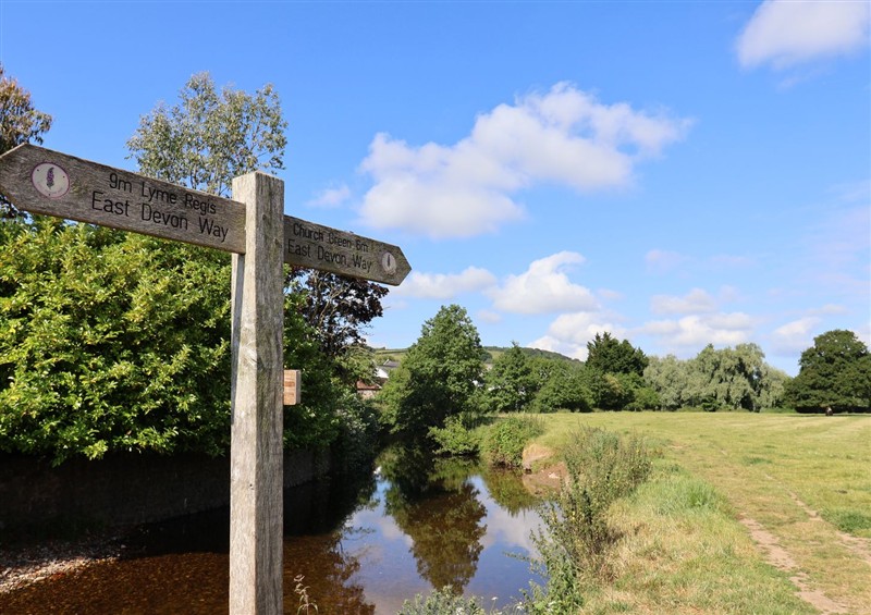 The setting around Picket Mead