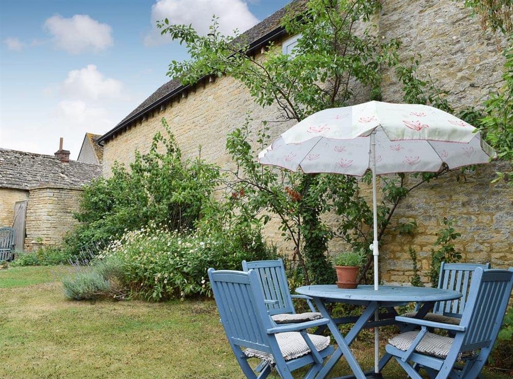 Sitting out area at Picket Piece Cottage in Chadlington, near Chipping Norton, Oxfordshire