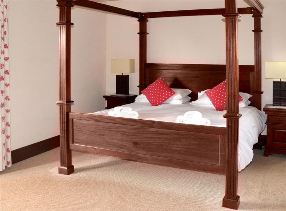 Romantic four poster bedroom at Kingfisher Barn, 