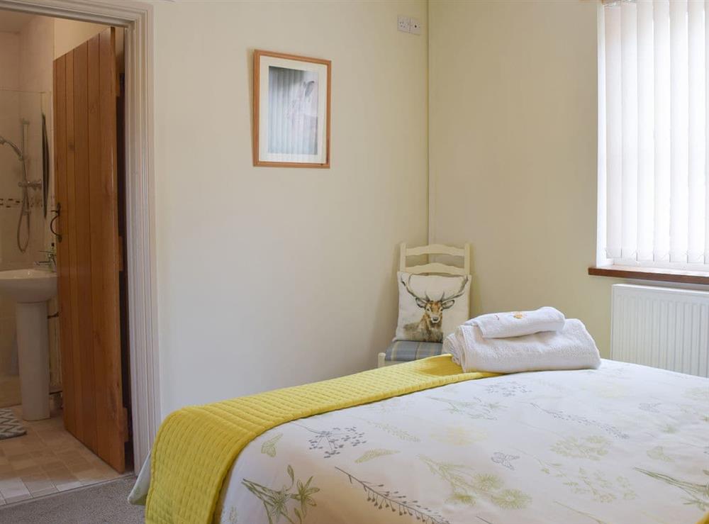 Double bedroom with en-suite at Piglets Cottage in Canaston Bridge, near Narberth, Dyfed